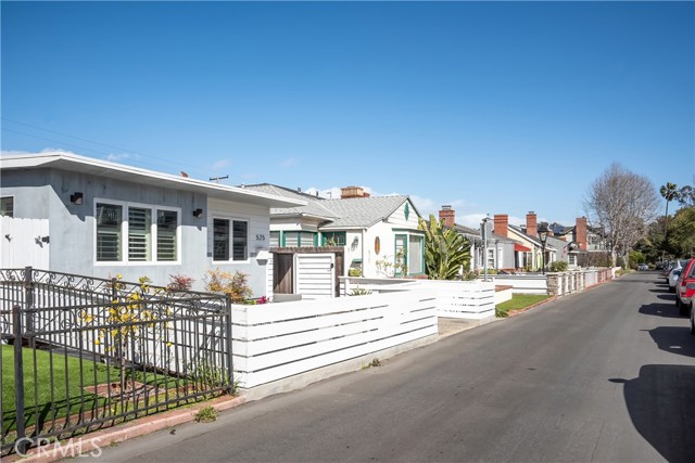525 21st St, Manhattan Beach, California 90266, 3 Bedrooms Bedrooms, ,1 BathroomBathrooms,Residential,For Sale,21st St,SB25020966
