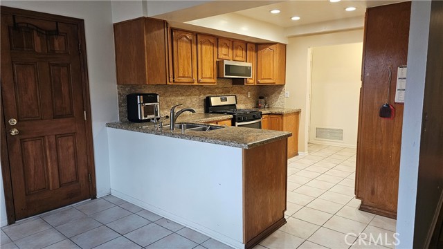 Detail Gallery Image 4 of 24 For 19668 Crystal Springs Ct, Newhall,  CA 91321 - 3 Beds | 2 Baths