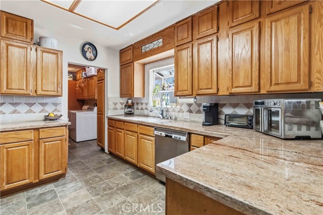 Detail Gallery Image 8 of 53 For 10457 Variel Ave, Chatsworth,  CA 91311 - 6 Beds | 5 Baths