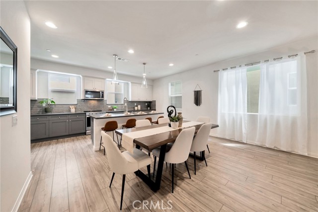 Detail Gallery Image 17 of 43 For 2132 Lacy Crossing Dr, Santa Ana,  CA 92701 - 4 Beds | 3/1 Baths