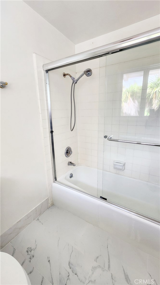 https://media.crmls.org/medias/04051643-381a-40ef-8fba-59340e35b273.jpg?preset=X-Large