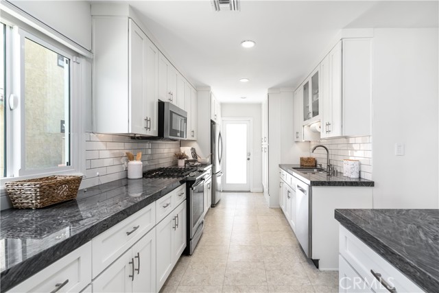 427 Stanford Road, Burbank CA: https://media.crmls.org/medias/040665a4-1dc6-4bc7-881e-febbfbee122a.jpg