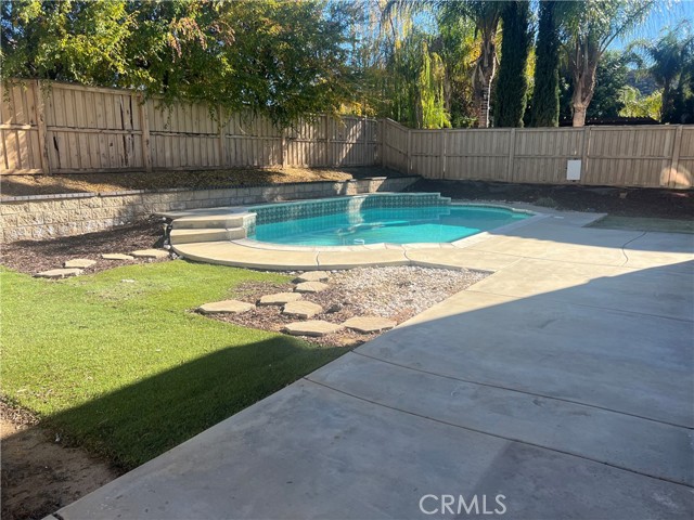 Detail Gallery Image 13 of 15 For 32372 Whispering Willow, Lake Elsinore,  CA 92532 - 5 Beds | 4 Baths