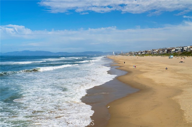 4 Santa Cruz Court, Manhattan Beach CA: https://media.crmls.org/medias/0407e4fe-c437-44fa-ae7f-9315a15f24f6.jpg