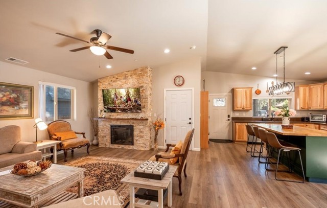 Detail Gallery Image 11 of 34 For 905 W Aeroplane Bld, Big Bear City,  CA 92314 - 3 Beds | 2 Baths