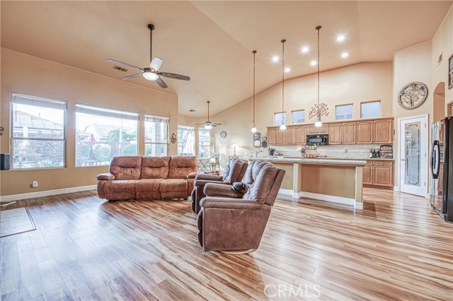 2737 Sussex Avenue, Clovis CA: https://media.crmls.org/medias/04094143-a60b-4304-bbb3-4c221b4e4fdd.jpg