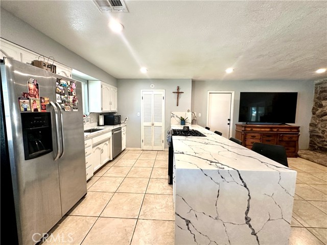 644 Whittendale Street, Bakersfield CA: https://media.crmls.org/medias/040962cf-4c0d-4f35-a64b-7c0df41fac62.jpg