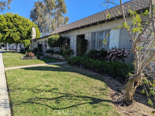 Detail Gallery Image 2 of 13 For 200 W 37th, Long Beach,  CA 90807 - 4 Beds | 4 Baths