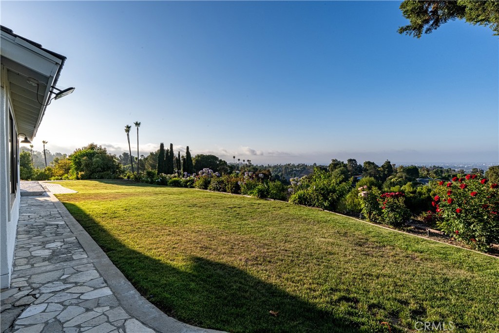 https://media.crmls.org/medias/040c346b-6645-4c93-8e46-21047c2de92d.jpg?preset=X-Large