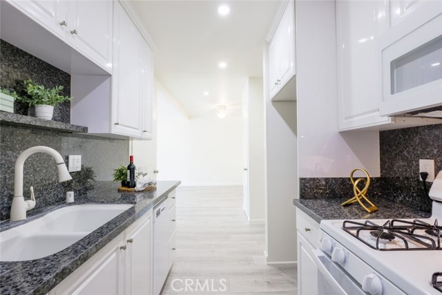 409 Burchett Street, Glendale CA: https://media.crmls.org/medias/040df278-2c44-48c8-afc6-a4252735e388.jpg