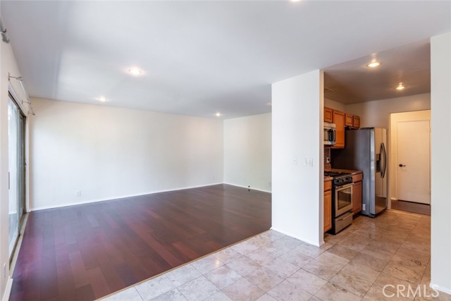 Detail Gallery Image 9 of 26 For 15344 Weddington St #202,  Sherman Oaks,  CA 91411 - 2 Beds | 2 Baths