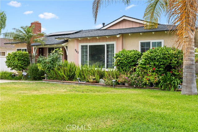 945 W Bonnie Brae Court, Ontario CA: https://media.crmls.org/medias/041173e0-e0b4-4d0e-984c-5c6b60970097.jpg
