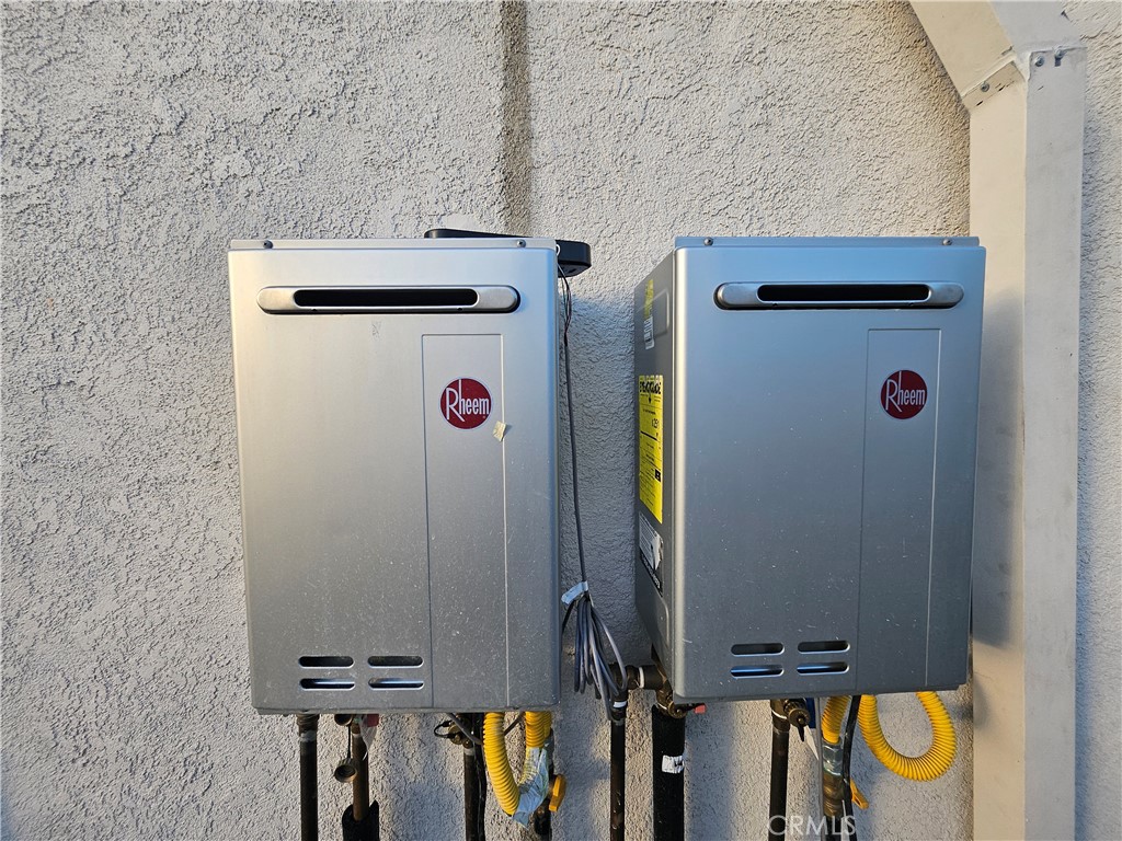 https://media.crmls.org/medias/04130dcb-274f-4e33-8d1d-59188e9c7d2d.jpg?preset=X-Large