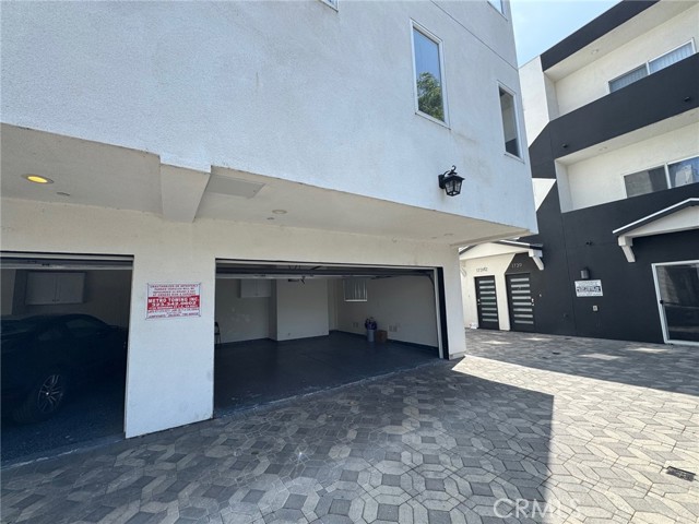 1737 1/2 Magnolia Avenue, Los Angeles CA: https://media.crmls.org/medias/041cc34b-db6b-4c79-a6cb-daf0f2bd3f1c.jpg