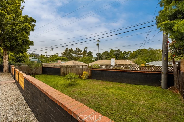 6005 S La Brea Avenue, Los Angeles CA: https://media.crmls.org/medias/041f2b62-6e82-4c6c-9769-36f2e4d4a29b.jpg