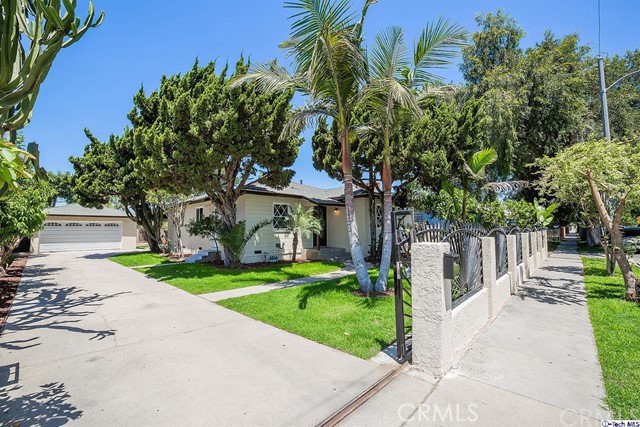 221 Locust Avenue, Compton, California 90221, 2 Bedrooms Bedrooms, ,1 BathroomBathrooms,For Sale,Locust,318002486