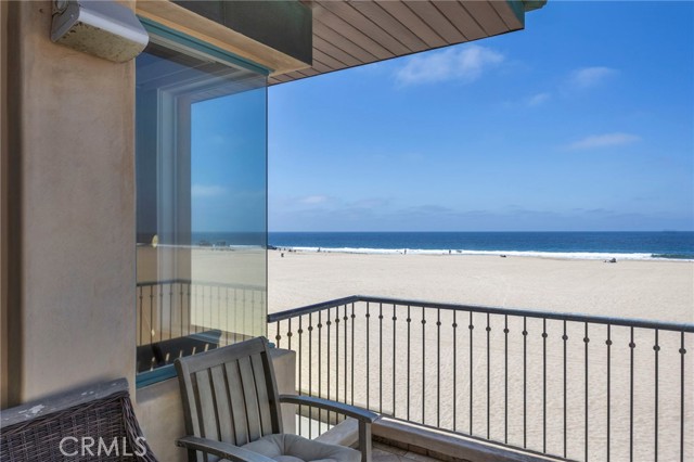 2326 The Strand, Hermosa Beach CA: https://media.crmls.org/medias/0423069c-4e05-4a5f-984e-ca514162f6c7.jpg