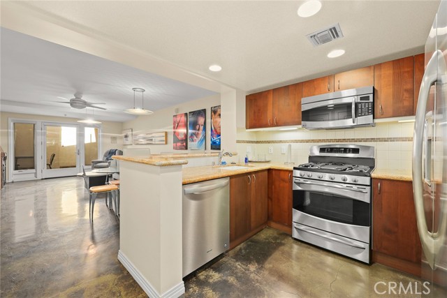 Detail Gallery Image 10 of 42 For 125 N Raymond Ave #413,  Pasadena,  CA 91103 - 3 Beds | 2/1 Baths