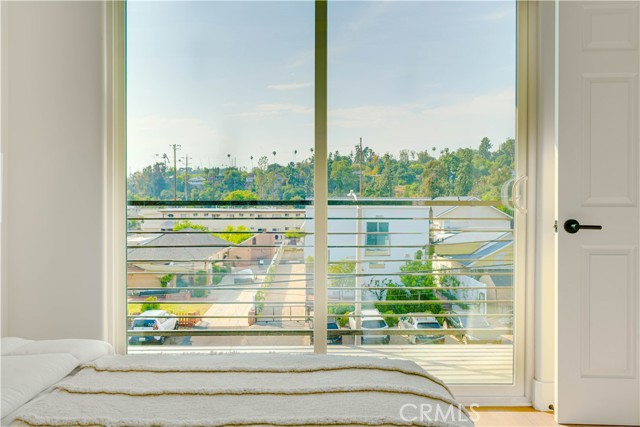 712 N Chestnut Avenue, Los Angeles CA: https://media.crmls.org/medias/0427ad4f-3952-457c-8358-af02cac11214.jpg