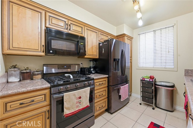 Detail Gallery Image 5 of 13 For 15010 Victory Blvd #101,  Van Nuys,  CA 91411 - 2 Beds | 2 Baths