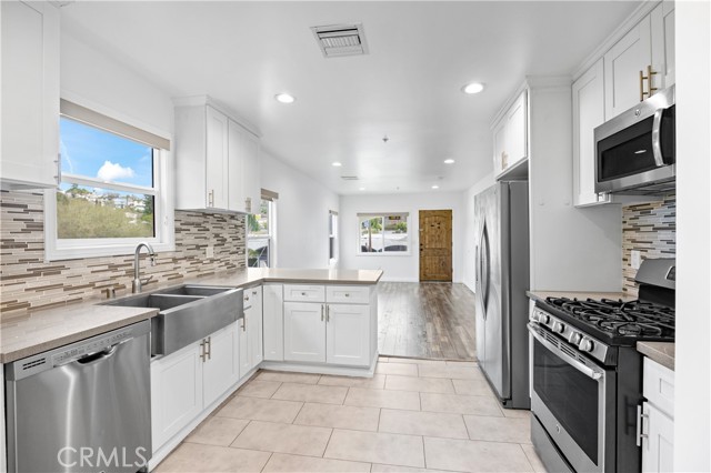 Detail Gallery Image 2 of 8 For 2211 Hyperion Ave, Los Angeles,  CA 90027 - 2 Beds | 1 Baths