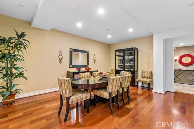 130 N Swall Drive, Beverly Hills CA: https://media.crmls.org/medias/042a88ca-429e-4df1-8a9d-35355e19f9c0.jpg