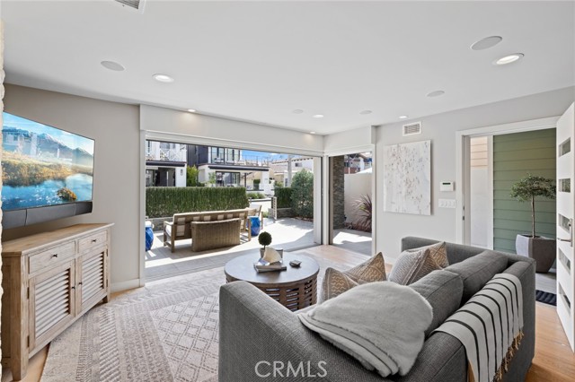 Detail Gallery Image 5 of 26 For 219 Diamond Ave, Newport Beach,  CA 92662 - 3 Beds | 3 Baths