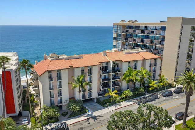 555 Esplanade, Redondo Beach CA: https://media.crmls.org/medias/042bd725-07ab-476f-b93b-f941b7046f52.jpg