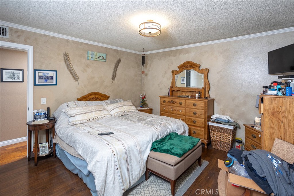 https://media.crmls.org/medias/042c2d04-52b4-4d0e-9925-171e17caef1a.jpg?preset=X-Large