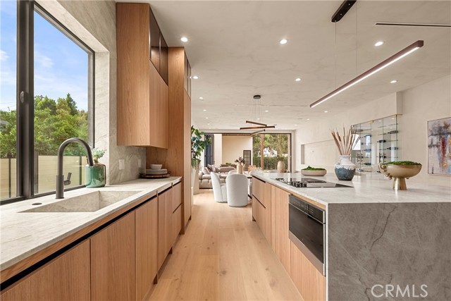 Detail Gallery Image 10 of 58 For 5525 Carpenter Ave, Valley Village,  CA 91607 - 5 Beds | 6/1 Baths