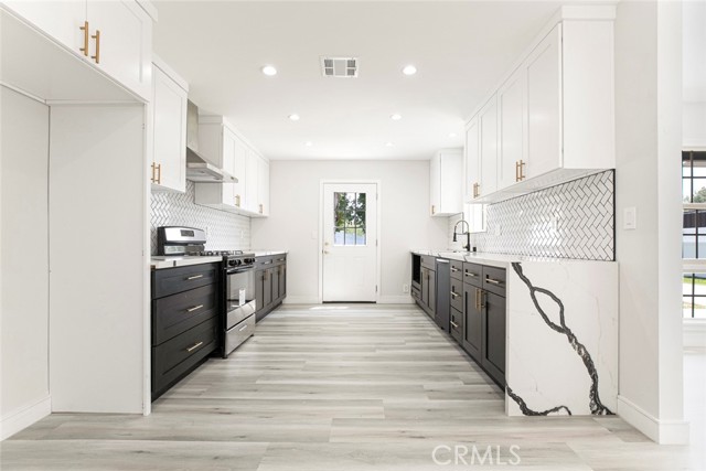 Detail Gallery Image 9 of 28 For 17646 Raymer St, Northridge,  CA 91325 - 3 Beds | 3 Baths