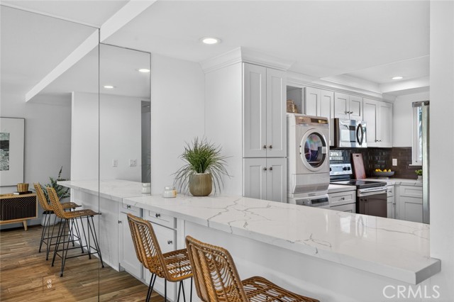 Detail Gallery Image 11 of 33 For 1074 Buckingham, Newport Beach,  CA 92660 - 2 Beds | 2/1 Baths