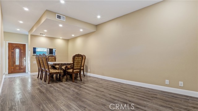 Detail Gallery Image 2 of 32 For 14256 Victory Bld #3,  Van Nuys,  CA 91401 - 2 Beds | 2 Baths