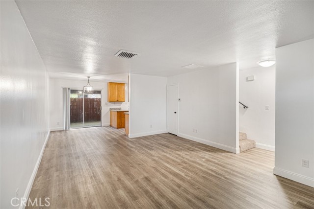 Detail Gallery Image 4 of 29 For 17041 17041 Roscoe Blvd. #4, Northridge,  CA 91325 - 2 Beds | 2 Baths