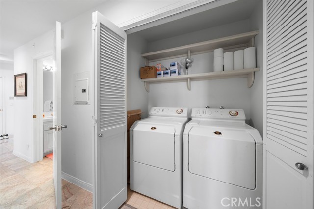 Detail Gallery Image 12 of 23 For 453 S Barrington, Los Angeles,  CA 90049 - 2 Beds | 3 Baths