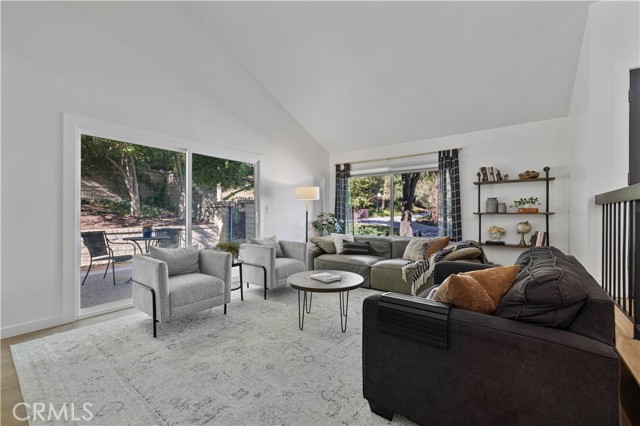 Detail Gallery Image 10 of 52 For 25457 via Macarena, Valencia,  CA 91355 - 5 Beds | 3 Baths