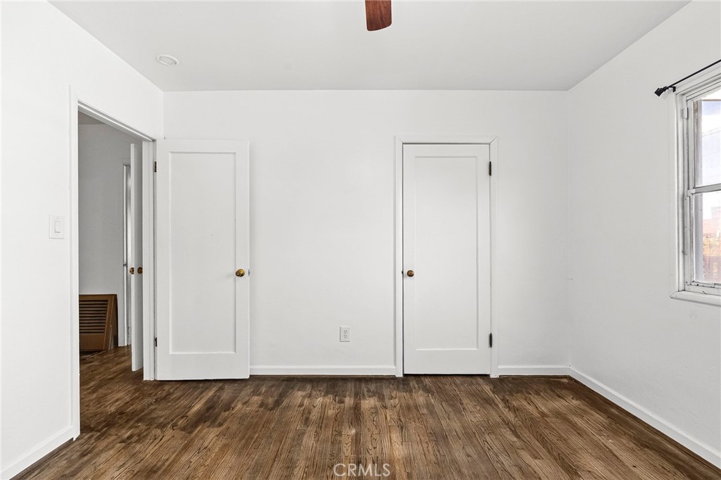 https://media.crmls.org/medias/043667f2-42bf-43f4-a01f-817e8c508dc7.jpg?preset=X-Large