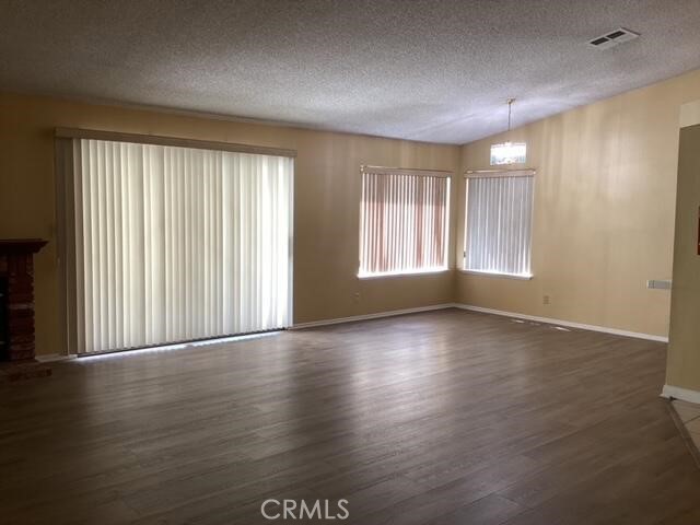https://media.crmls.org/medias/0437701d-595d-4684-8a24-a4239ba66a71.jpg?preset=X-Large