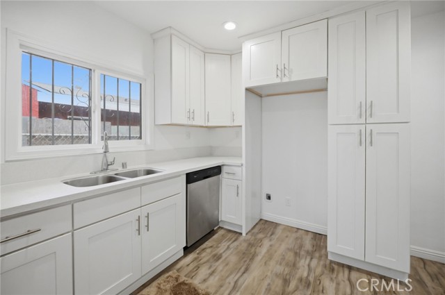 Detail Gallery Image 14 of 44 For 1345 W 51st Pl, Los Angeles,  CA 90037 - 6 Beds | 3 Baths