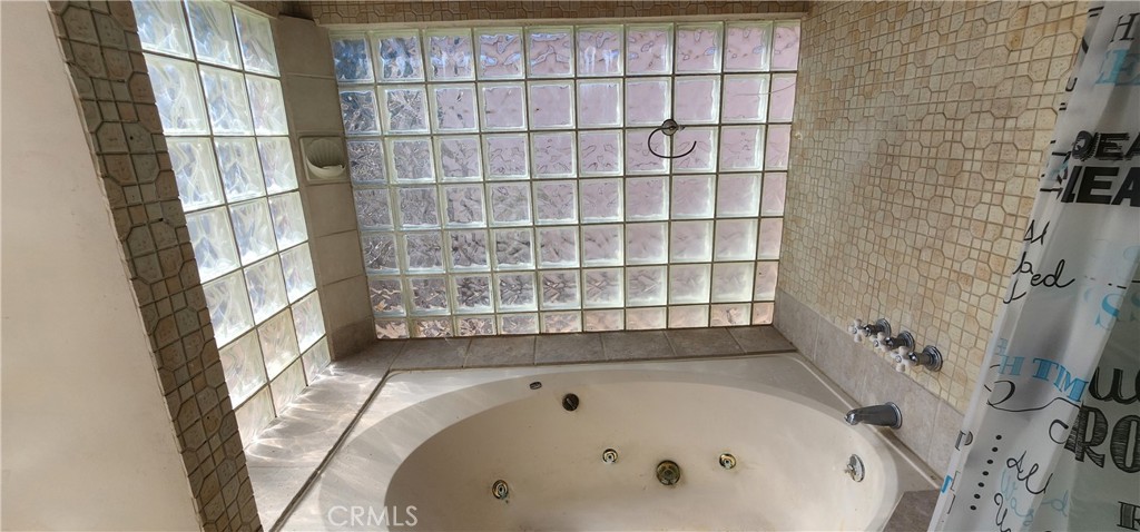 https://media.crmls.org/medias/04389e56-1265-4b31-97d2-0c4e98723bc8.jpg?preset=X-Large