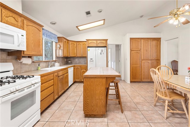 274 N Hemet Street, Hemet CA: https://media.crmls.org/medias/043a6f11-4562-4c2f-aef1-c7de92744069.jpg