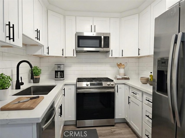 Detail Gallery Image 4 of 25 For 9525 Sylmar Ave #2,  Panorama City,  CA 91402 - 2 Beds | 2 Baths