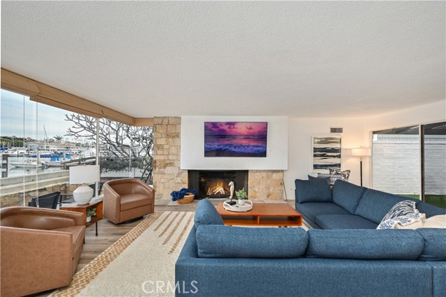 Detail Gallery Image 3 of 17 For 121 E Bay Front, Newport Beach,  CA 92662 - 3 Beds | 2 Baths
