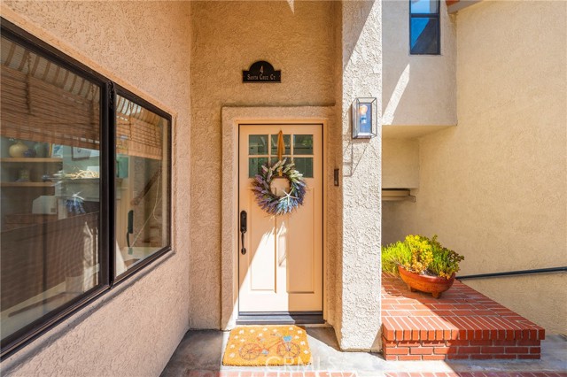 4 Santa Cruz Court, Manhattan Beach CA: https://media.crmls.org/medias/0441076d-3d67-44d0-b974-6c31c184a95e.jpg