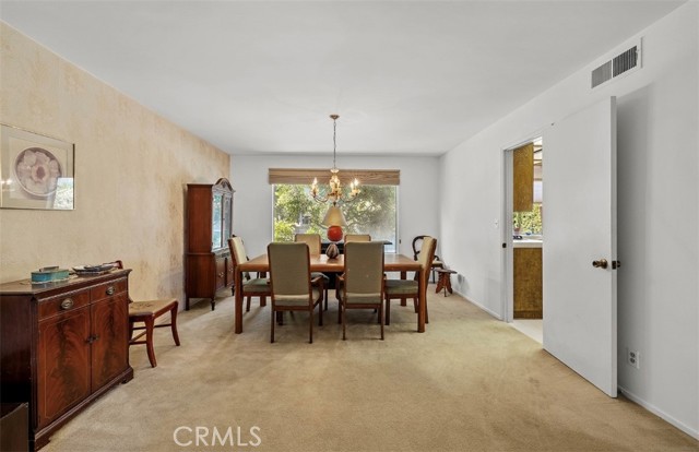 5340 Edgeware Drive, Calabasas CA: https://media.crmls.org/medias/04435a54-6c5e-43b6-a95b-8527d1da5040.jpg