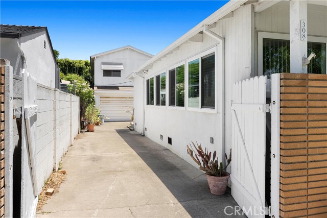308 Flower Street, Costa Mesa CA: https://media.crmls.org/medias/044562d3-6851-4a5d-bc01-f58c694d154a.jpg