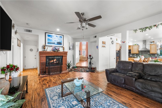 3410 Genoa Place, Palmdale CA: https://media.crmls.org/medias/0445d519-9797-4318-8900-64db1f875875.jpg