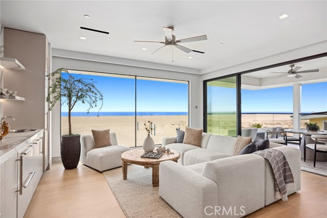 706 W Oceanfront, Newport Beach CA: https://media.crmls.org/medias/044643eb-114f-4394-a1dd-ba314d071e9d.jpg