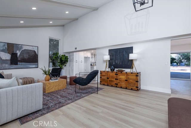 Detail Gallery Image 9 of 49 For 10900 Remmet Ave, Chatsworth,  CA 91311 - 5 Beds | 3 Baths