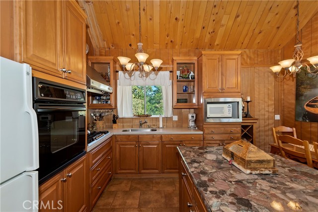 Detail Gallery Image 10 of 27 For 1068 Oak Ln, Lake Arrowhead,  CA 92326 - 3 Beds | 1/1 Baths